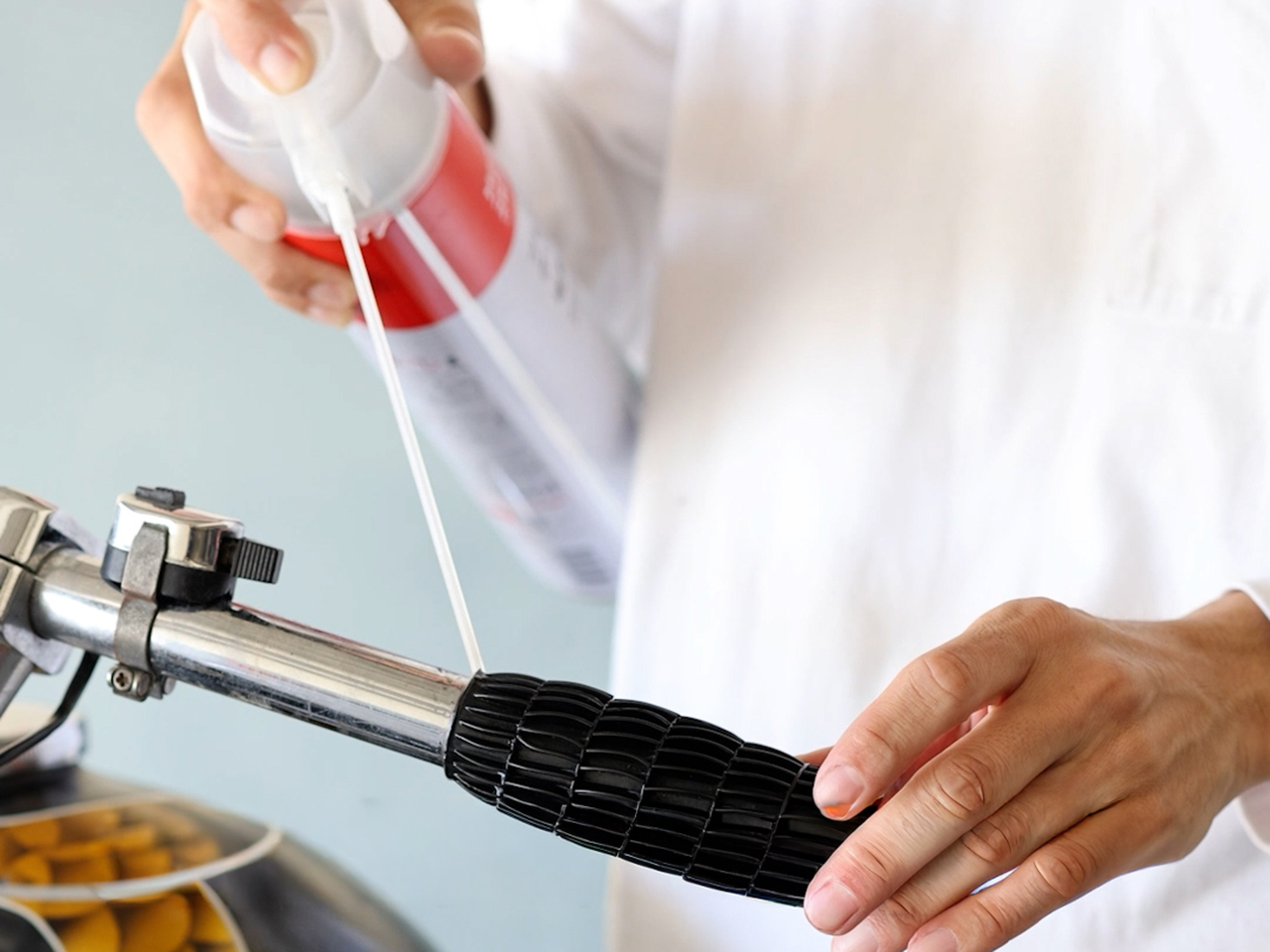 グリップにパーツクリーナーを吹き付ける