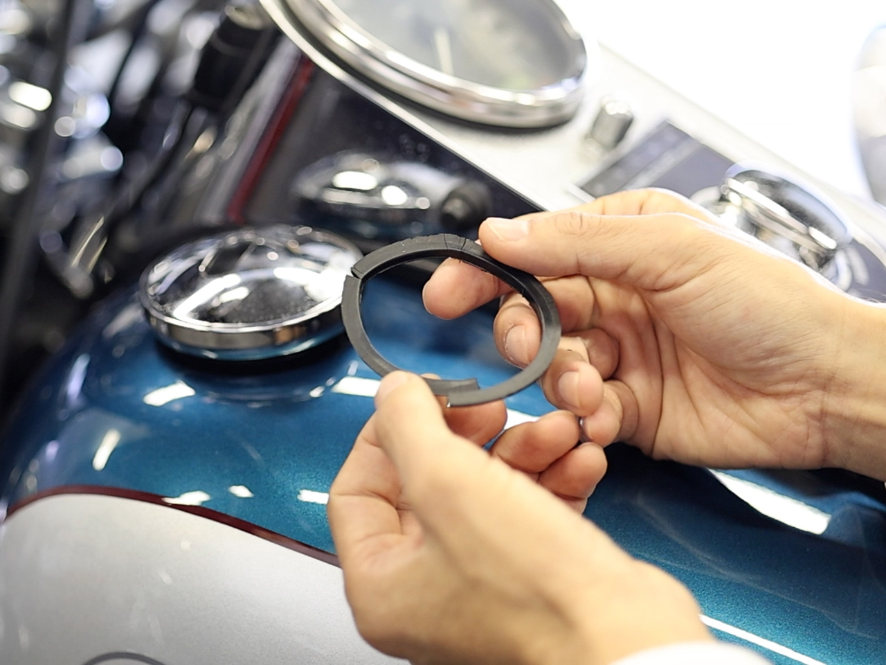 劣化したガスケットをみせる