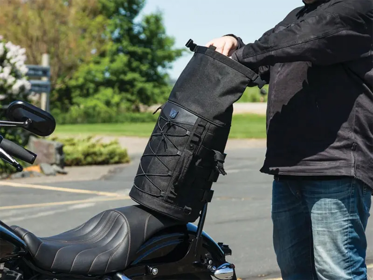 ハーレーのタシーシーバーバッグに荷物をつめる